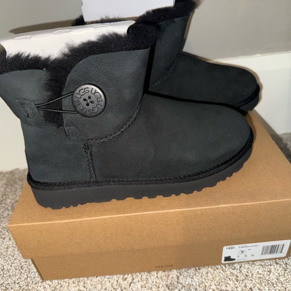 Ugg
Mini Bailey button - Picture 2 of 3